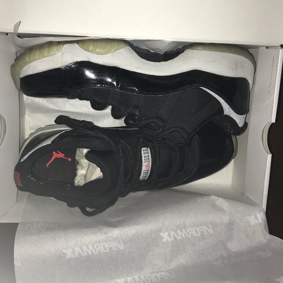 Air Jordan 11 Low (Infrared 23) - Picture 2 of 7